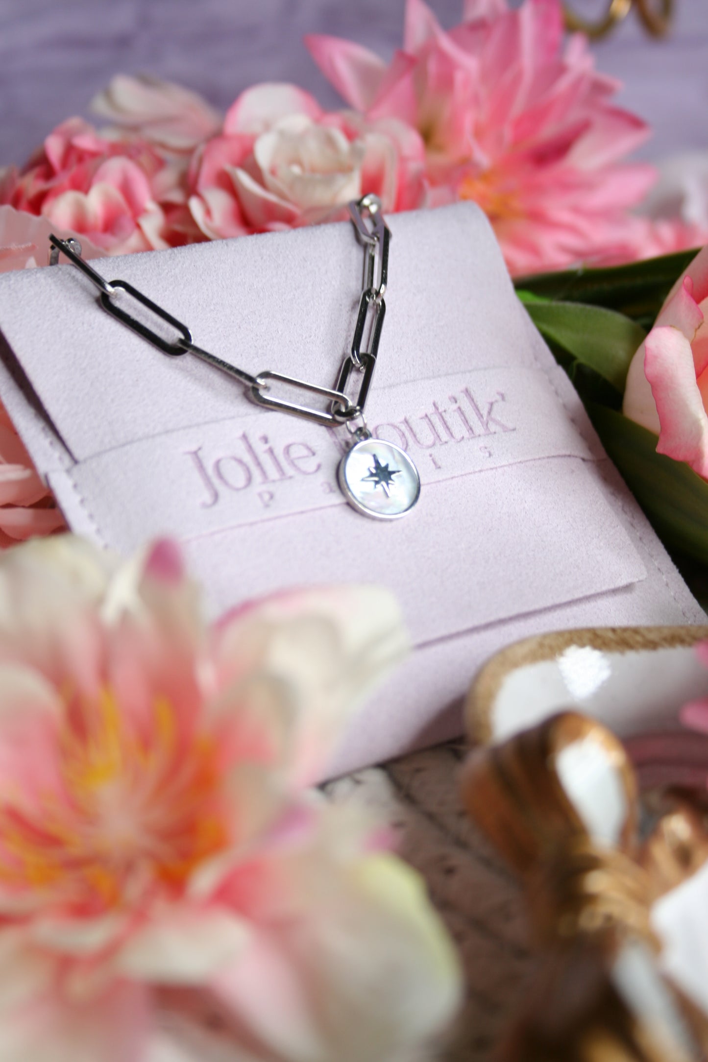 Mother-of-pearl light necklace